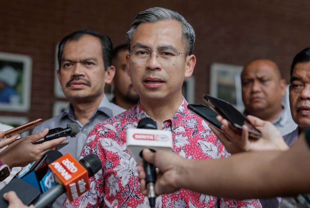 Fahmi bercakap pada sidang media selepas menghadiri Majlis Penyerahan Watikah Komuniti Madani Peringkat Wilayah Persekutuan Kuala Lumpur dan Putrajaya di Pusat Komuniti Pantai Eco Park pada Sabtu. - Foto Bernama