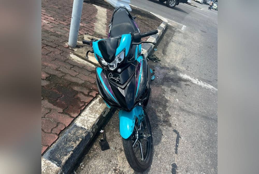 Keadaan motosikal ditungganginya mangsa dirempuh Perodua Viva yang dipercayai melanggar lampu isyarat merah di Cherang, Jalan Dusun Raja, Kota Bharu pada Sabtu.