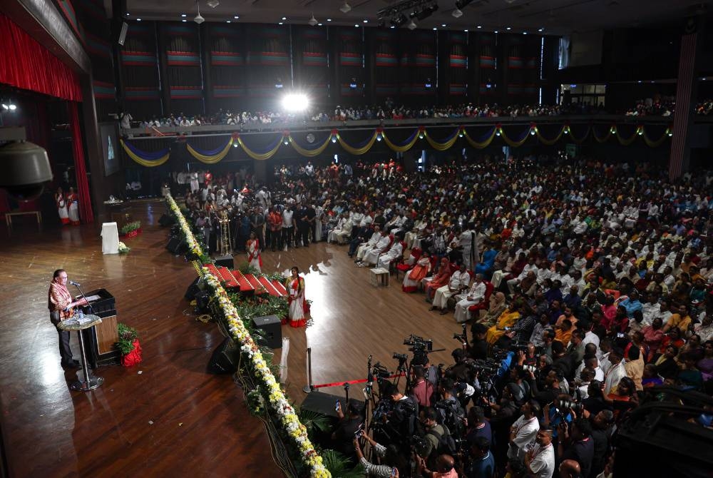 Anwar menyampaikan ucapan pada majlis perasmian Persidangan Antarabangsa Penyelidikan Tamil ke-11 di Universiti Malaya pada Sabtu. - Foto Bernama