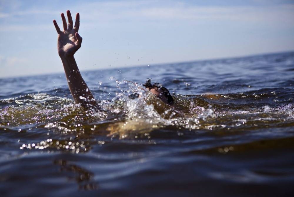 Seorang kanak-kanak lemas manakala seorang lagi lemah dalam kejadian di Pantai Syahbandar, di Tuaran pada Sabtu.- Gambar hiasan