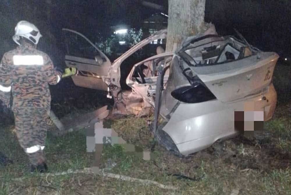 Keadaan kereta selepas melanggar sebatang pokok dalam kemalangan di Kampung Sungai Jaya, Bukit Gambir Tangkak, pada malam Sabtu. - Foto ihsan bomba