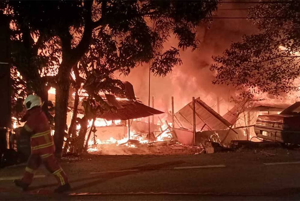 Keadaan rumah yang terbakar di Jalan Raja Uda di Kampung Baru pada Ahad.