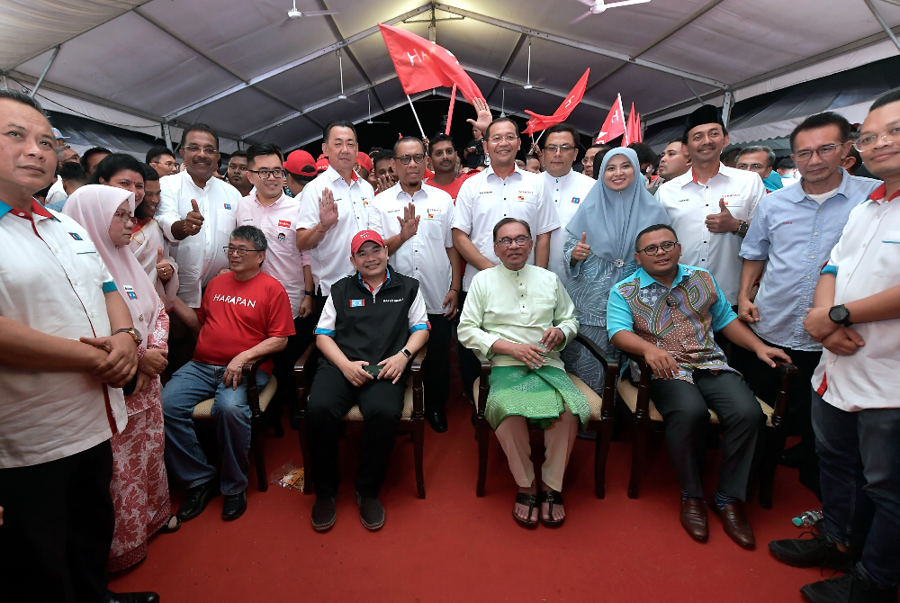 Anwar (duduk dua, kanan) bergambar selepas Majlis Pengumuman Calon Keadilan sempena PRN bagi enam negeri di Seksyen 7 Shah Alam pada Sabtu. - Foto Bernama