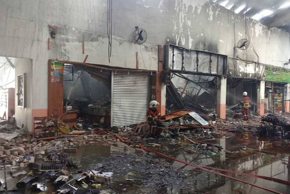 Keadaan kedai yang terbakar di Larkin Sentral.