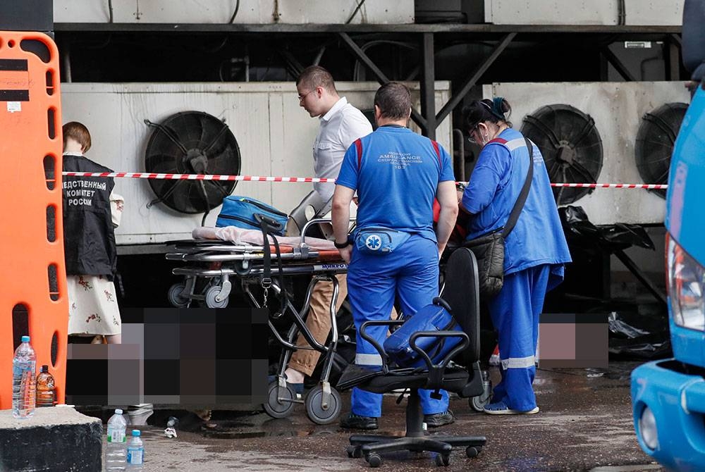 Pasukan perubatan membantu mangsa yang cedera selepas paip air panas pecah di sebuah pusat membeli-belah di Moscow pada Sabtu. - Foto EPA