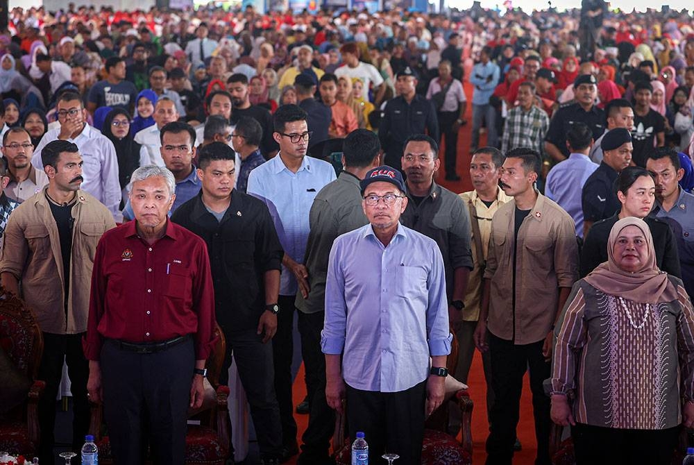 Anwar (depan tengah) hadir pada Program Sentuhan Kasih Desa Kelantan di Dataran Kesedar Paloh 2 pada Ahad. - Foto Bernama