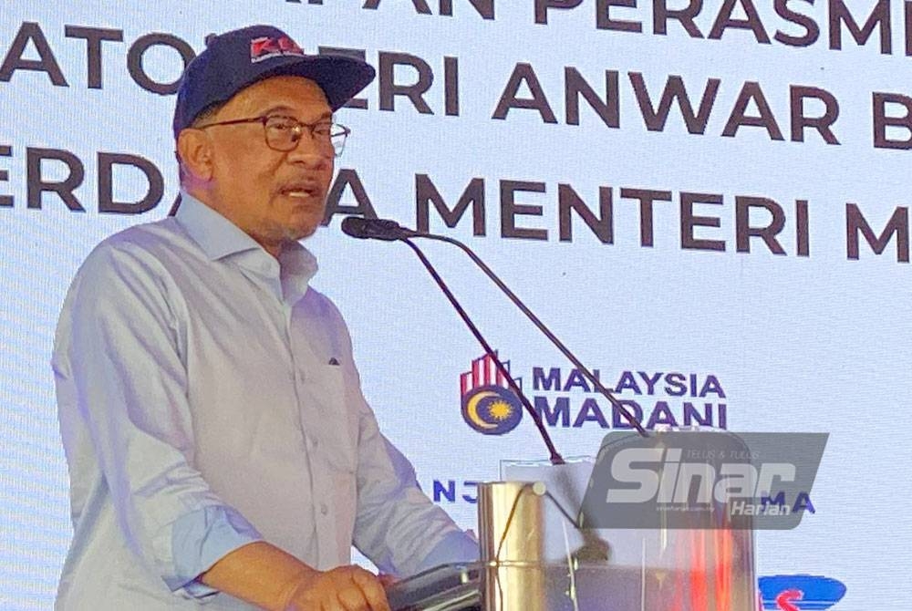 Anwar semasa berucap pada program Sentuhan Kasih Desa di Paloh 2, Gua Musang pada Ahad.