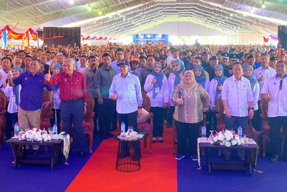 Anwar (tengah) bersama Ahmad Zahid (tiga,kiri) pada program Sentuhan Kasih Desa di Paloh 2, Gua Musang pada Ahad.