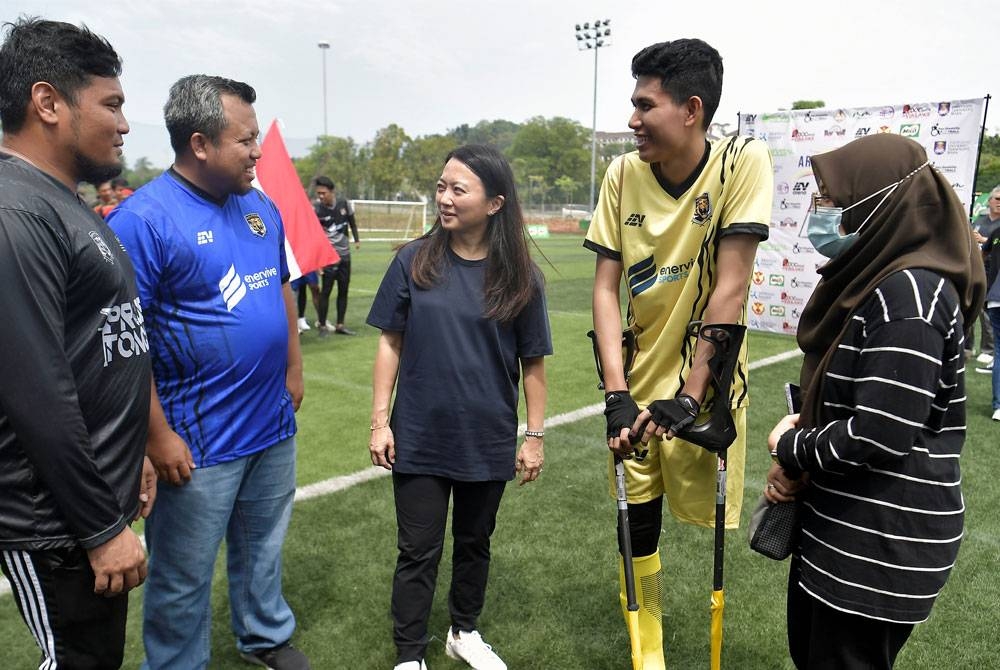 Hannah (tengah) ketika hadir pada Perasmian Penutup Kejohanan Antarabangsa Bola Sepak Orang Kudung Piala Artalive 2023 di EV Arena Shah Alam Seksyen 13 pada Ahad. - Foto Bernama