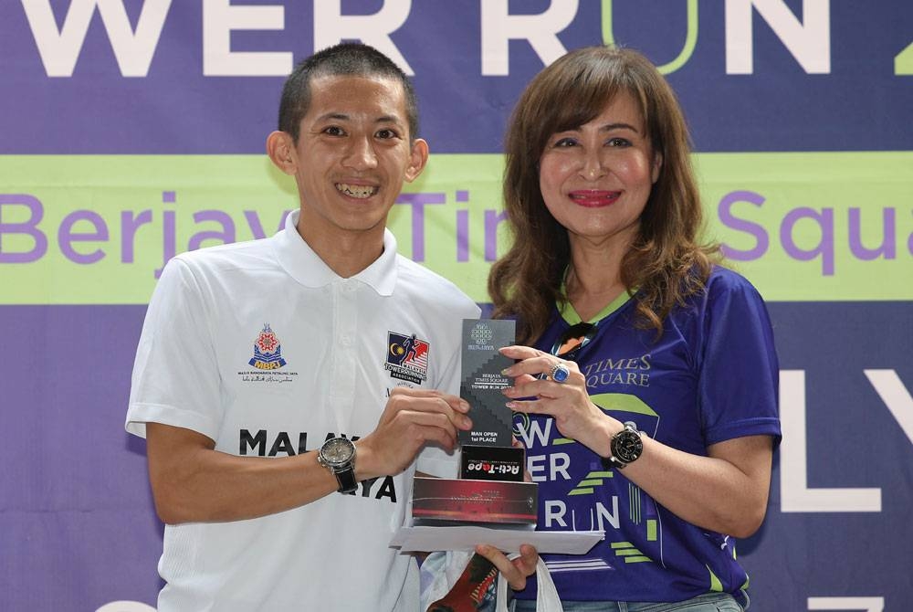 Wai Ching (kiri) menjuarai acara Tower Run 2023 kategori lelaki terbuka di Berjaya Times Square, Kuala Lumpur pada Ahad. - Foto: Bernama