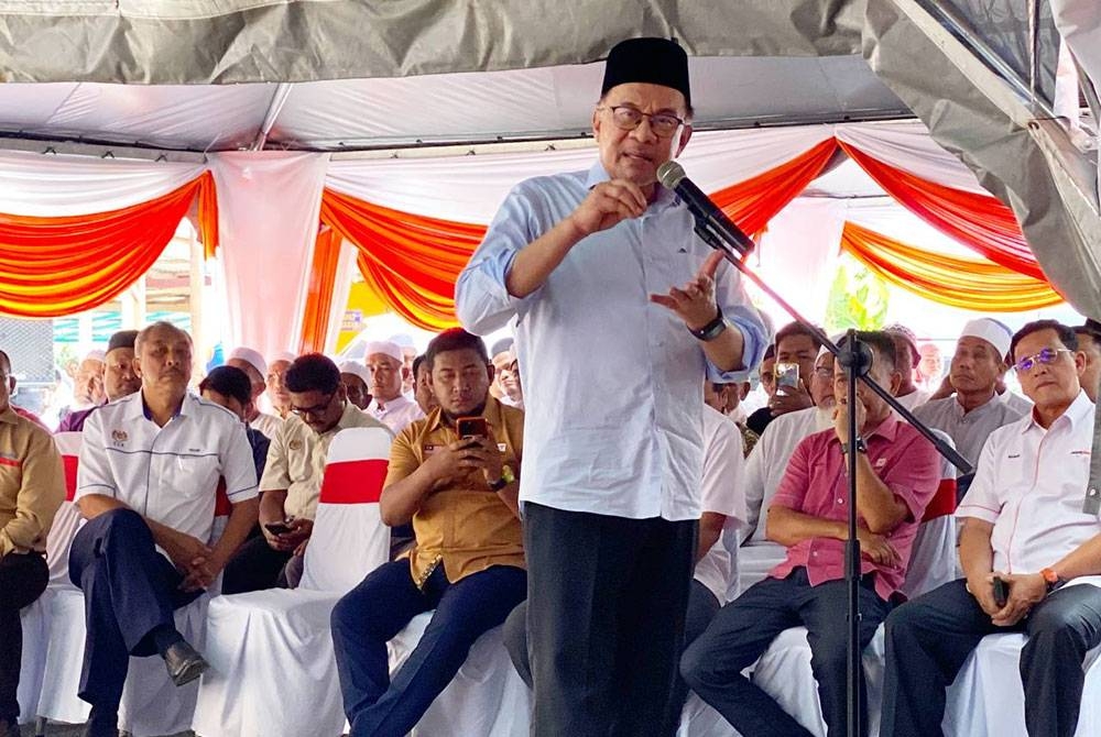 Anwar semasa menyampaikan ucapan pada Majlis Ramah Mesra Warga Felda di Masjid Al-Ghufran, Felda Chiku 5, Gua Musang pada Ahad.