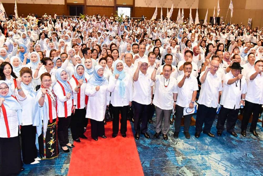 Hajiji bersama Wanita GRS selepas merasmikan Pelancaran Jelajah Wanita GRS di SICC Kota Kinabalu pada Ahad.