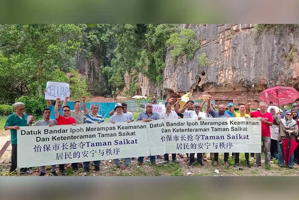 Penduduk Taman Saikat membantah sebarang pembinaan aktiviti pelancongan dan komersial di kaki bukit batu kapur berhampiran rumah mereka.