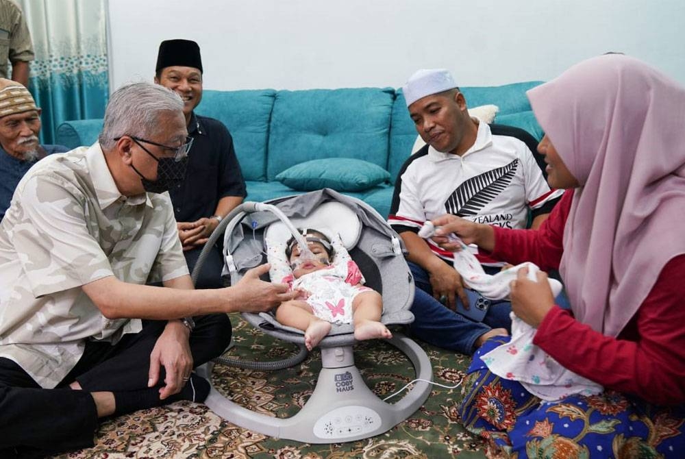 Ismail ketika melawat melawat Sufi Syafrina di rumahnya di Sungai Kantan,Kajang pada Ahad.