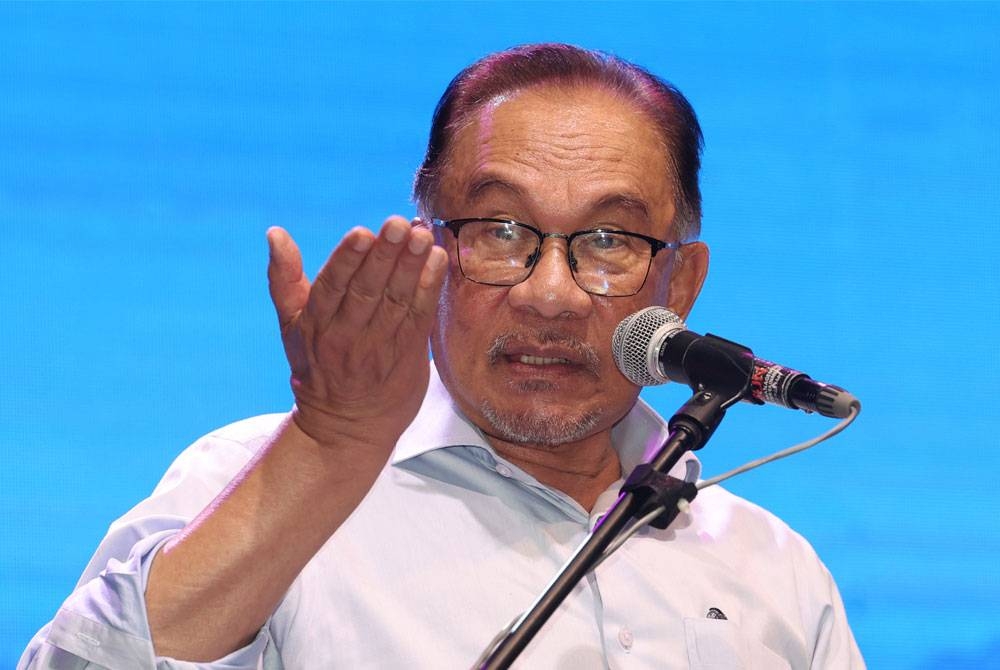 Anwar ketika menyampaikan ucapan sempena Program Cakna MADANI Perdana Menteri bersama-sama Pegawai Perkhidmatan Pendidikan KPM di USM Kubang Kerian di sini pada Ahad. - Foto: Bernama