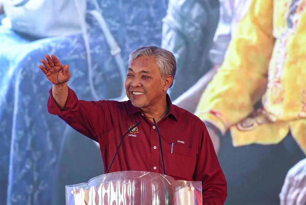 Ahmad Zahid menyampaikan ucapan pada Program Sentuhan Kasih Desa Kelantan di Dataran KESEDAR Paloh 2 pada Ahad. - Foto: Bernama