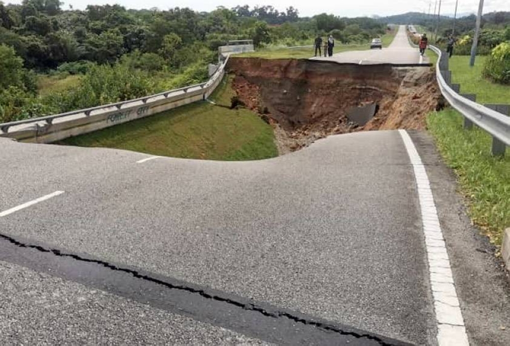 Kejadian tanah mendap di Jalan Forest City-Lebuh Tanjung Pelepas, di sini, yang tular di media sosial, tidak membabitkan kemalangan jiwa. - Foto Bomba