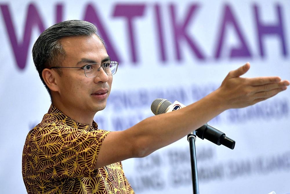 Fahmi berucap pada Majlis Penyerahan Watikah Komuniti Madani Zon Tengah Negeri Selangor 2023 di Dewan Annex UiTM Shah Alam. - Foto: Bernama