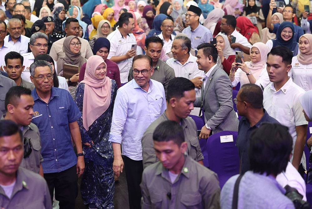 Anwar menghadiri Program Cakna Madani Perdana Menteri Bersama Pegawai Perkhidmatan Pendidikan Kementerian Pendidikan di Universiti Sains Malaysia, Kubang Kerian pada Ahad. - Foto Bernama