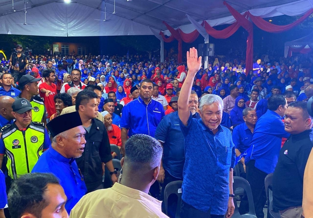 Ahmad Zahid semasa Jelajah Perpaduan Madani di Pusat Transformasi Ilmu Kampung Cherang Bukit Tiu, Machang pada Ahad.