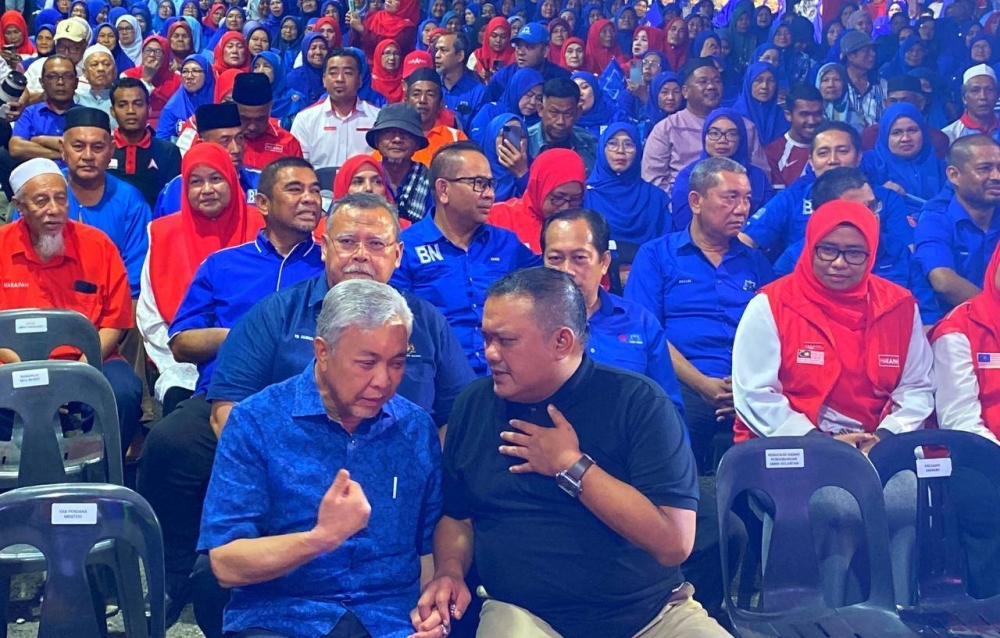 Ahmad Zahid (kiri) semasa hadir pada Jelajah Perpaduan Madani di Pusat Transformasi Ilmu Kampung Cherang Bukit Tiu, Machang pada Ahad.
