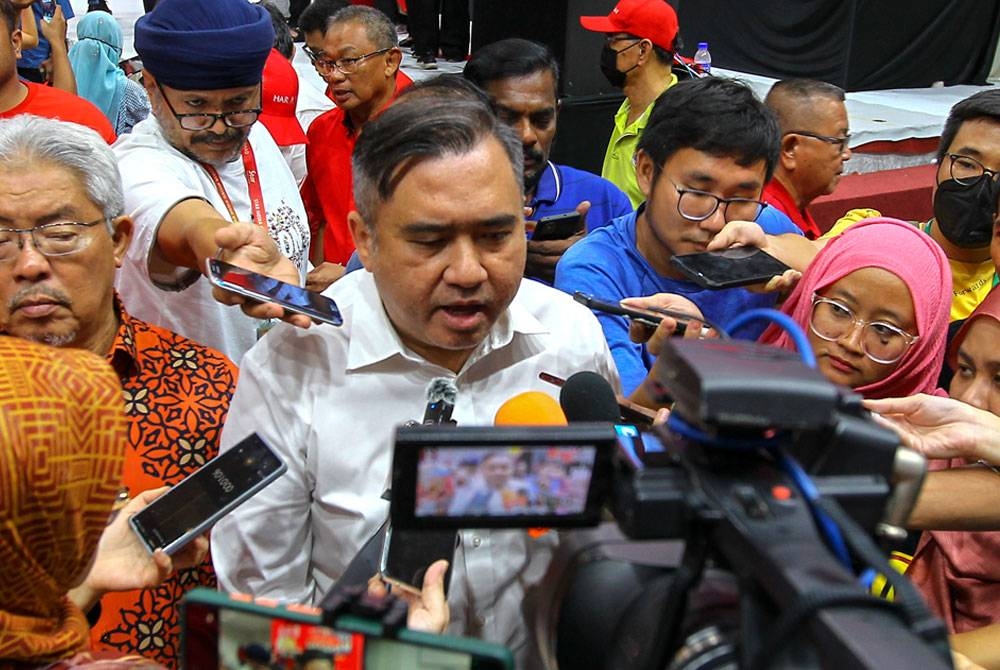 Anthony Loke bercakap kepada pemberita pada sidang akhbar selepas Majlis Pengenalan Calon PH pada Ahad.