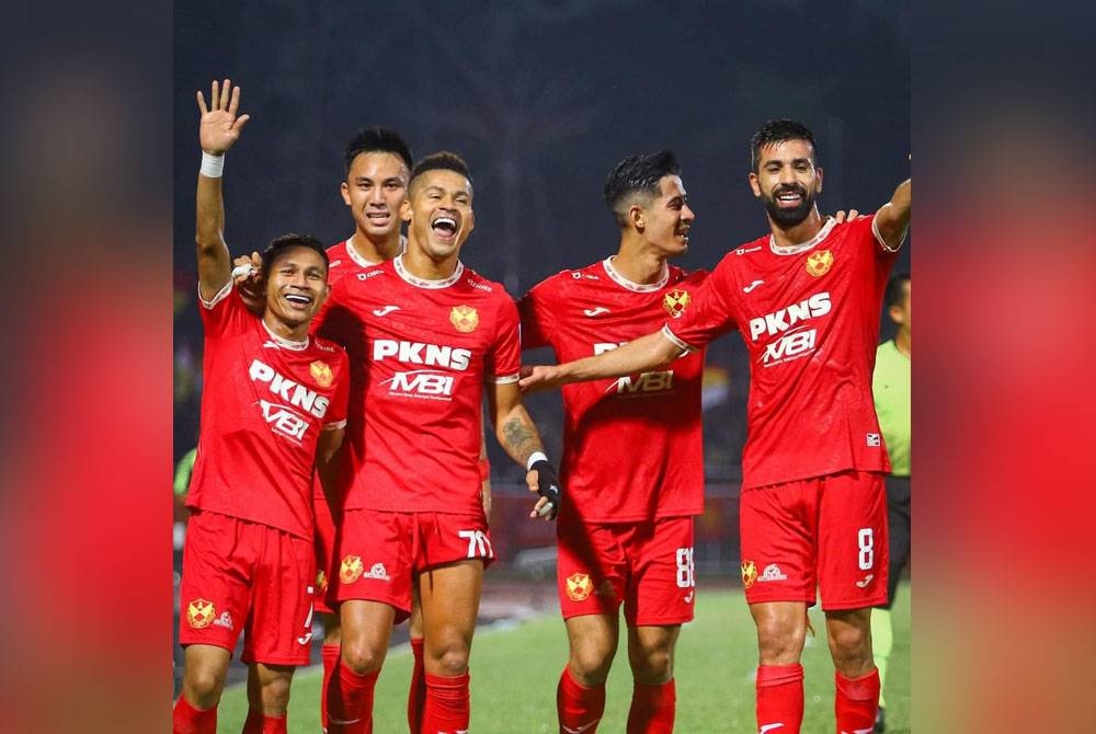 Ayron meraikan jaringan bersama pemain Selangor lain ketika menentang Sabah di Stadium Majlis Bandaraya Petaling Jaya Kelana Jaya pada Ahad. - Foto: Selangor FC