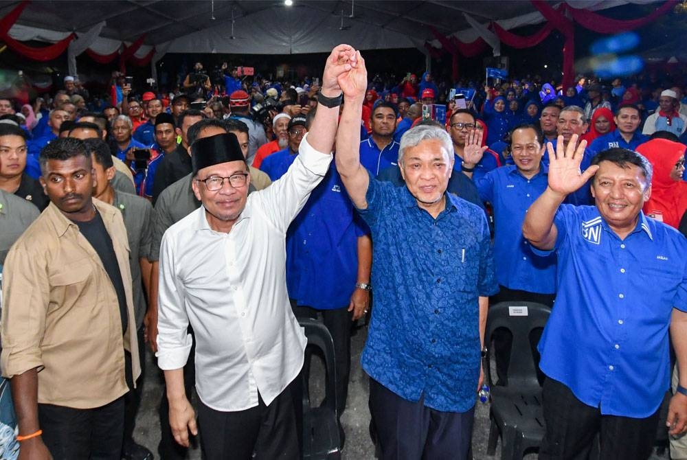 Anwar (dua dari kiri) bersama Ahmad Zahid (dua dari kanan) hadir pada Program Jelajah Perpaduan MADANI dan Pelancaran Jentera Perpaduan Kelantan di Pusat Transformasi Bukit Tiu malam Ahad. - Foto: Bernama