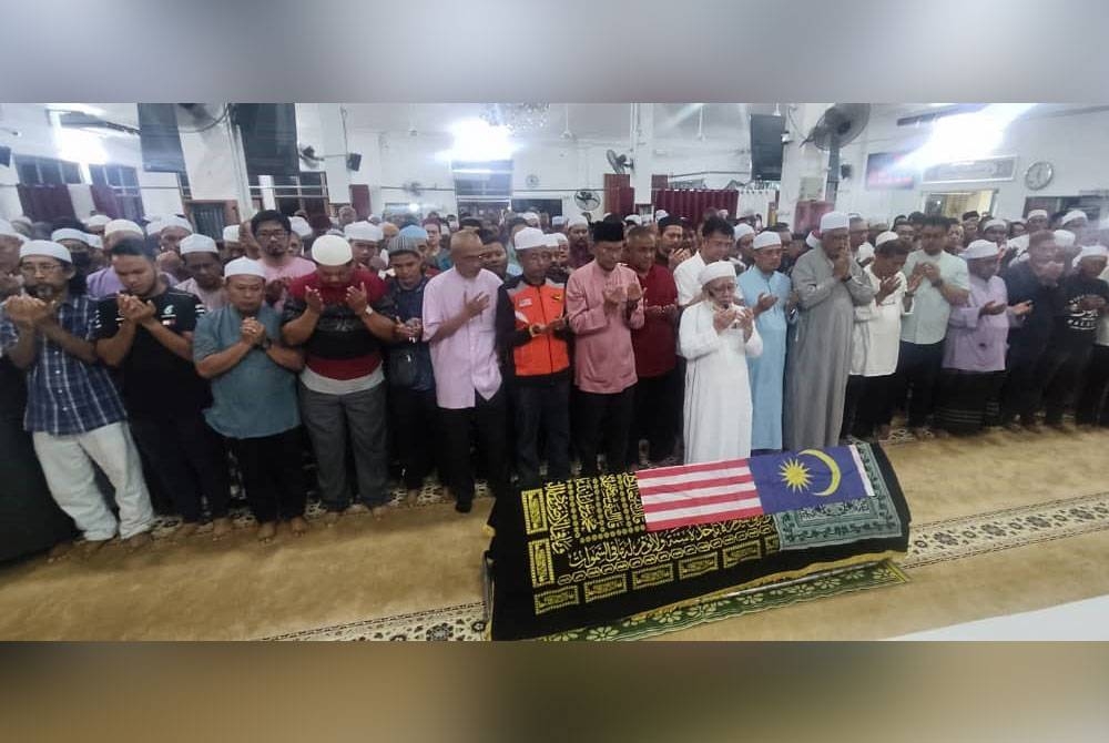 Orang ramai menyertai solat jenazah Allahyarham Salahuddin yang diimamkan oleh Abu Bakar Shaikh Abdullah.