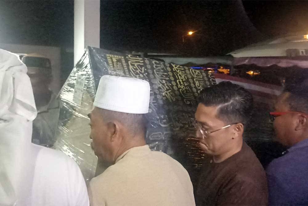 Jenazah tiba di Kampung Serkat, Tanjung Piai pada 3.35 pagi pada Isnin.