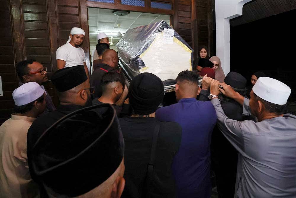 Jenazah Allahyarham Salahuddin diusung masuk ke kediaman ibunya sebaik tiba 3.35 pagi Isnin di Kampung Serkat Tanjung Piai. - Foto Bernama