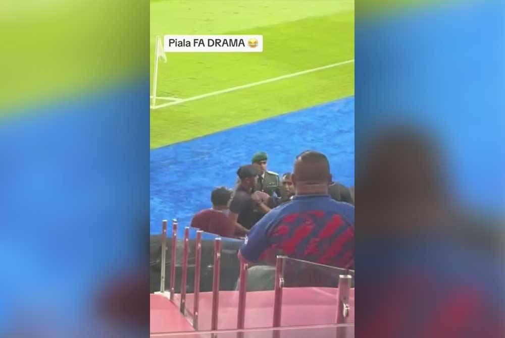 Tangkap layar video tular yang memaparkan seorang penyokong bola sepak ditahan pihak pasukan keselamatan semasa perlawanan bola sepak di Stadium Sultan Ibrahim, Iskandar Puteri pada Sabtu.