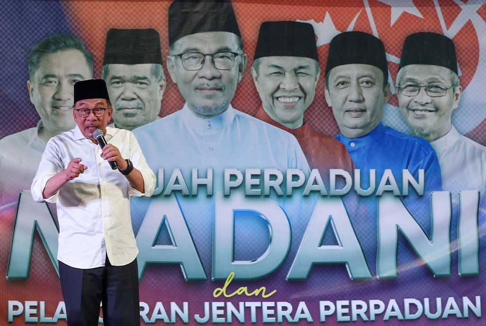 Anwar menyampaikan ucapan perasmian Program Jelajah Perpaduan Madani dan Pelancaran Jentera Perpaduan Kelantan di Pusat Transformasi, Bukit Tiu pada Ahad malam. - Foto Bernama