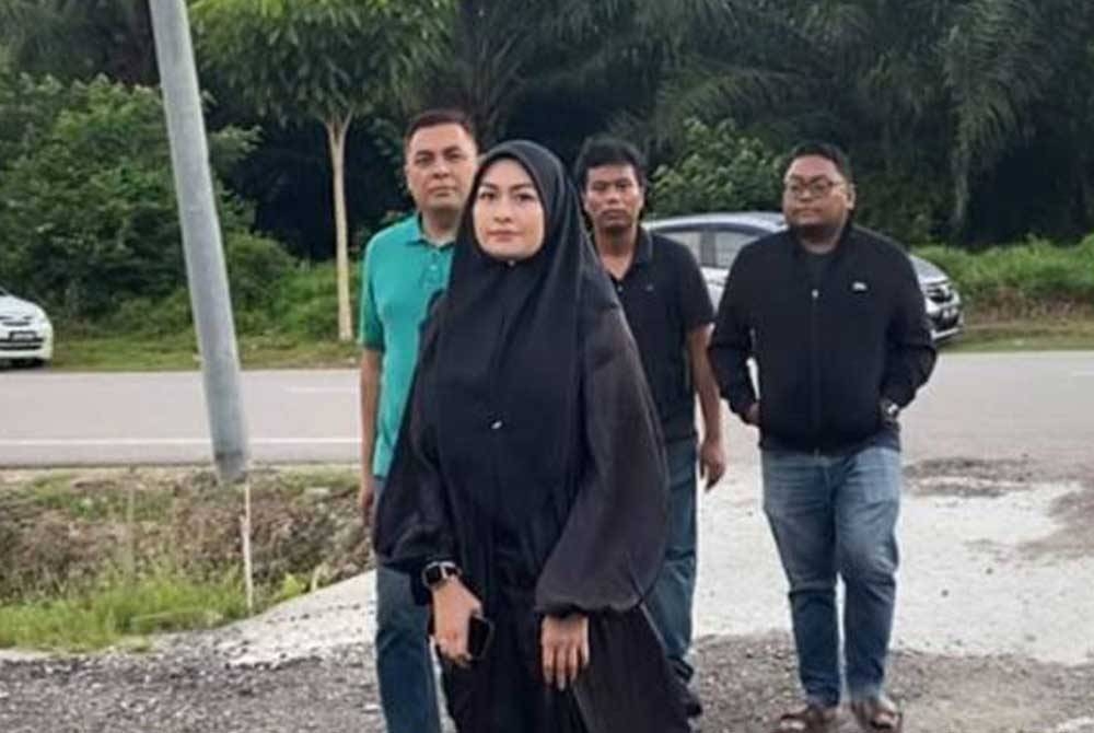 Young Syefura Othman tiba di kediaman ibu Salahuddin Ayub di Kampung Serkat, Tanjung Piai, Pontian bagi memberi penghormatan terakhir buat Allahyarham yang menghembuskan nafas terakhir malam tadi. - Foto Awani