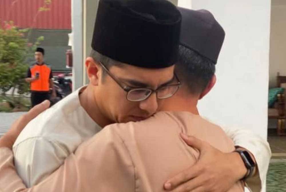 Syed Saddiq ketika menziarahi keluarga Arwahyarham di Kampung Serkat, Tanjung Piai, Pontian.