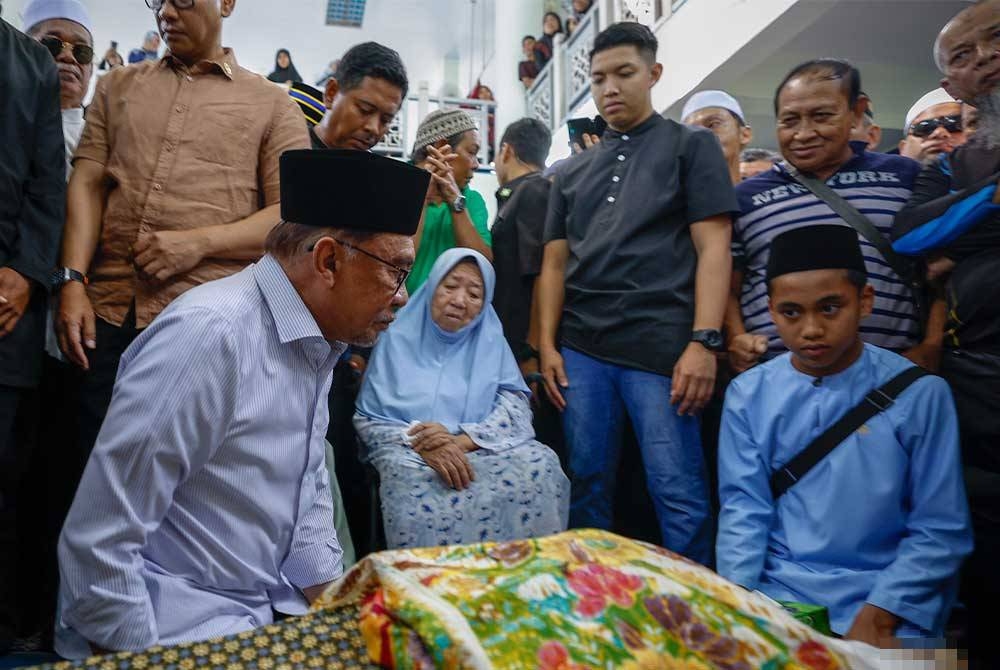 Anwar memberi penghormatan terakhir sebelum mengimamkan solat jenazah Salahuddin di Masjid Jamek Dato&#039; Haji Noh Gadot, Serkat, Pontian pada Isnin. - Foto: Bernama