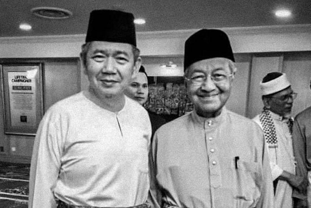 Gambar kenangan bersama Salahuddin yang dikongsikan dalam Facebook Mahathir.