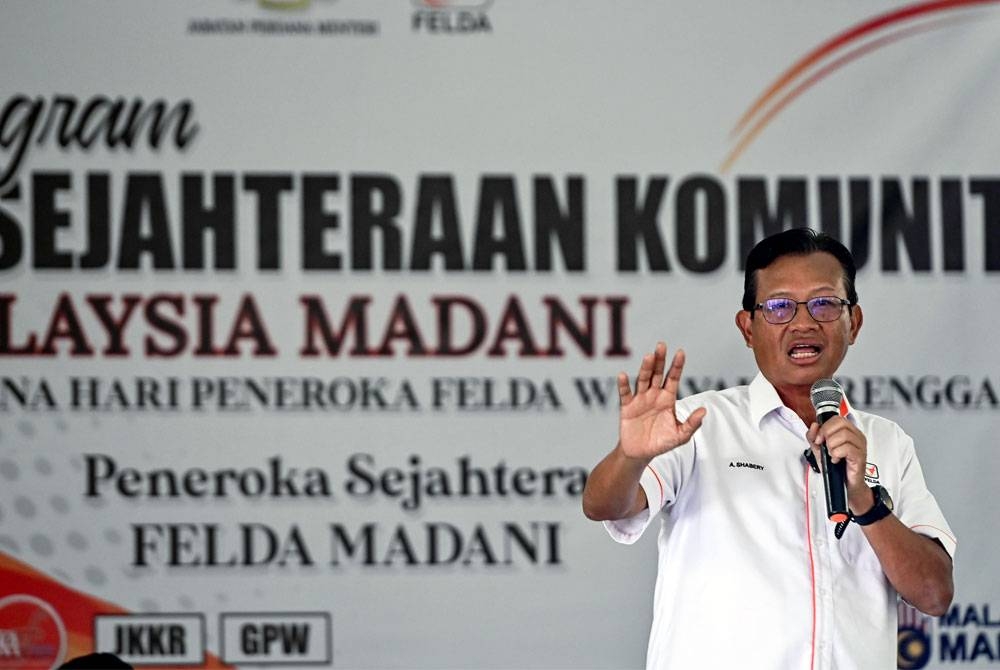 Ahmad Shabery menyampaikan ucapan pada Program Kesejahteraan Komuniti Malaysia MADANI sempena Hari Peneroka Felda Wilayah Terengganu di Dewan Serbaguna Kerteh 05, pada Isnin. - Foto Bernama