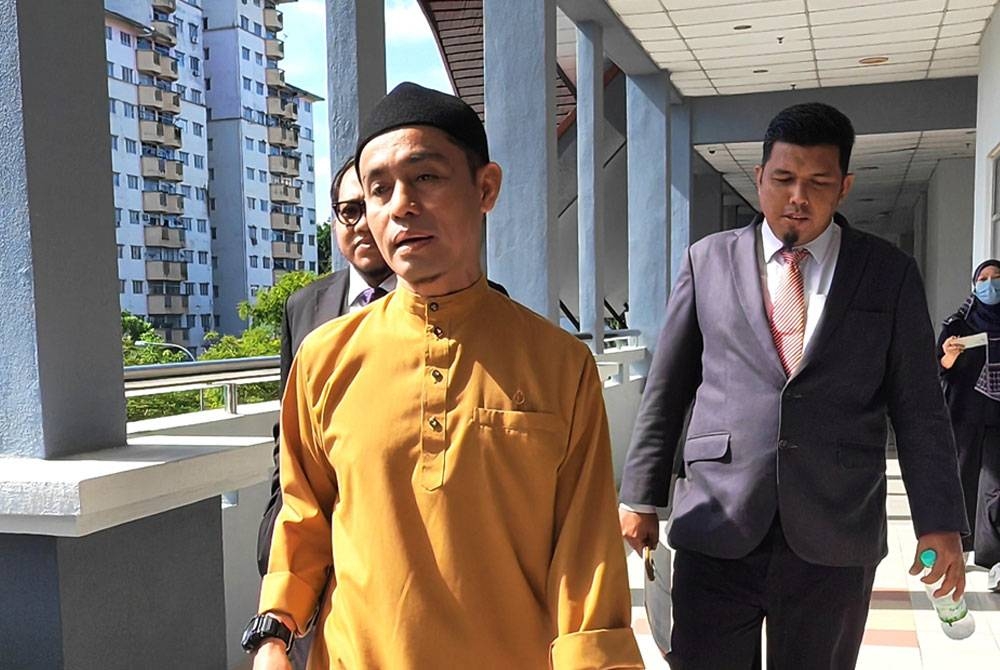 PU Azman ditemani peguam ketika hadir di Mahkamah Sesyen Seremban.