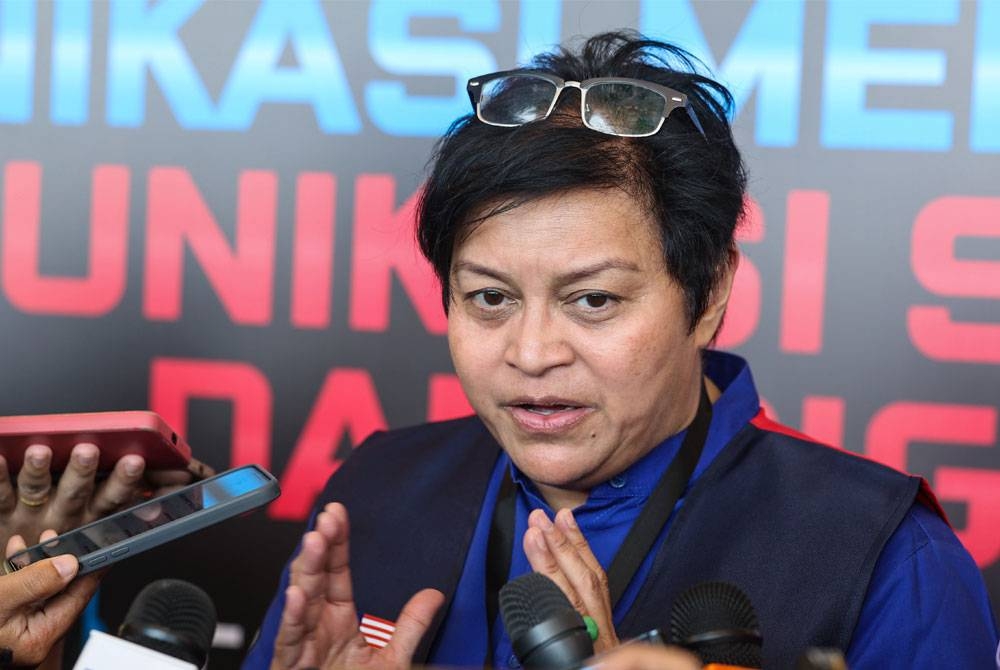 Azalina pada sidang media selepas merasmikan Konvensyen Komunikasi Media Madani: Komunikasi Strategik dan Digital, pada Isnin. - Foto Bernama