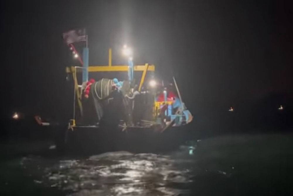 Nelayan berjaya merakam kegiatan sebuah bot pukat tunda yang disyaki melanggar peraturan dengan menjalankan aktiviti perikanan tarik tepi di perairan sekitar Manjung pada Isnin. Foto: Ihsan pembaca