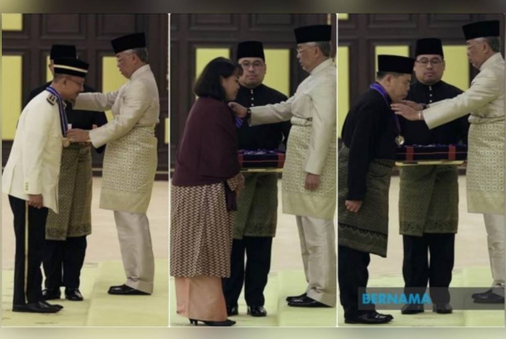 Yang di-Pertuan Agong Al-Sultan Abdullah Ri’ayatuddin Al-Mustafa Billah Shah berkenan mengurniakan pingat kebesaran kepada penerima pada Istiadat Pengurniaan Darjah Kebesaran Bintang dan Pingat Persekutuan di Istana Negara, pada Isnin. - Foto Bernama