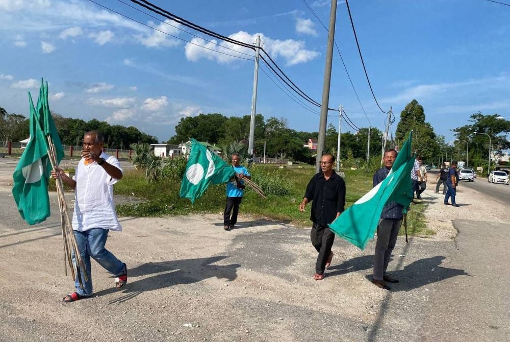 Penyokong Pas di kawasan DUN Gual Periok bertindak mencabut semula bendera Pas yang dipasang sebagai tanda protes selepas nama penyandang kerusi kawasan berkenaan dilaporkan tidak tercalon pada PRN 12 Ogos depan.