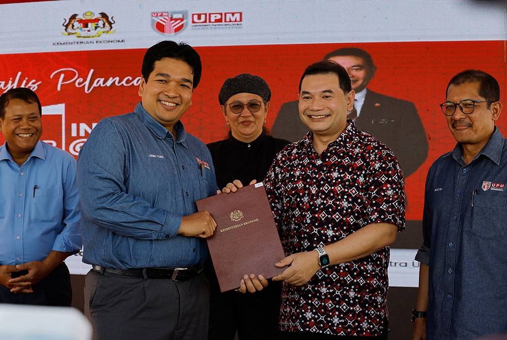 Rafizi (dua dari kanan) menyampaikan sijil penghargaan kepada Timbalan Naib Canselor (Jaringan Industri dan Masyarakat) UPM Prof Madya Ir Hang Tuah Baharudin sebagai rakan strategik Pusat Kecemerlangan Industri Pertanian Inisiatif Pendapatan Rakyat (IPR) - Inisiatif Usahawan Tani (INTAN) di Universiti Putra Malaysia (UPM), pada Isnin. - Foto Bernama