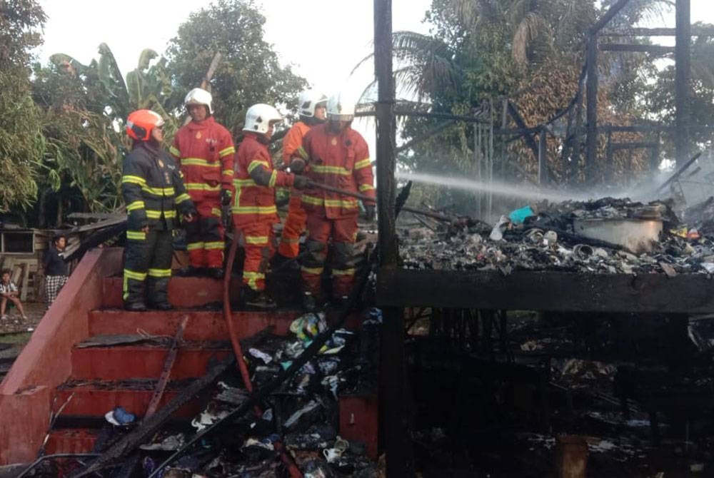 Sepasukan anggota bomba dari Balai Bomba dan Penyelamat (BBP) Kuala Terengganu dan bantuan dari BBP Wakaf Tapai memadam rumah yang terbakar