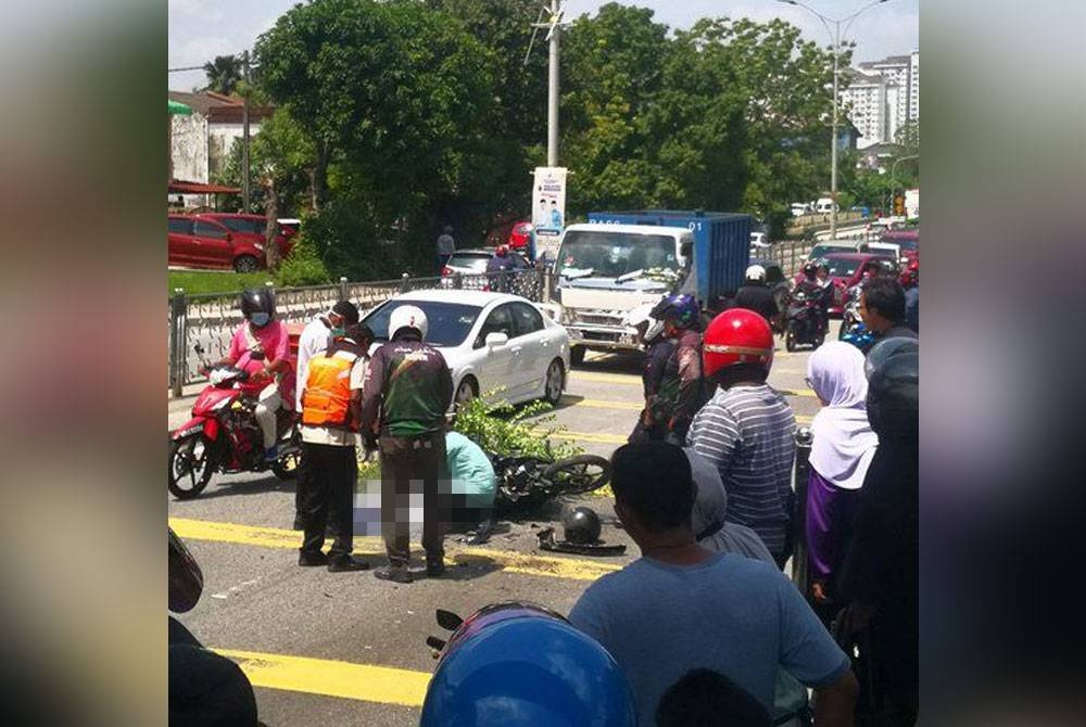 Gambar tular memaparkan insiden kemalangan di Lebuh Utama Sri Gombak menghala ke Pinggiran Batu Caves, di sini, pada Isnin.