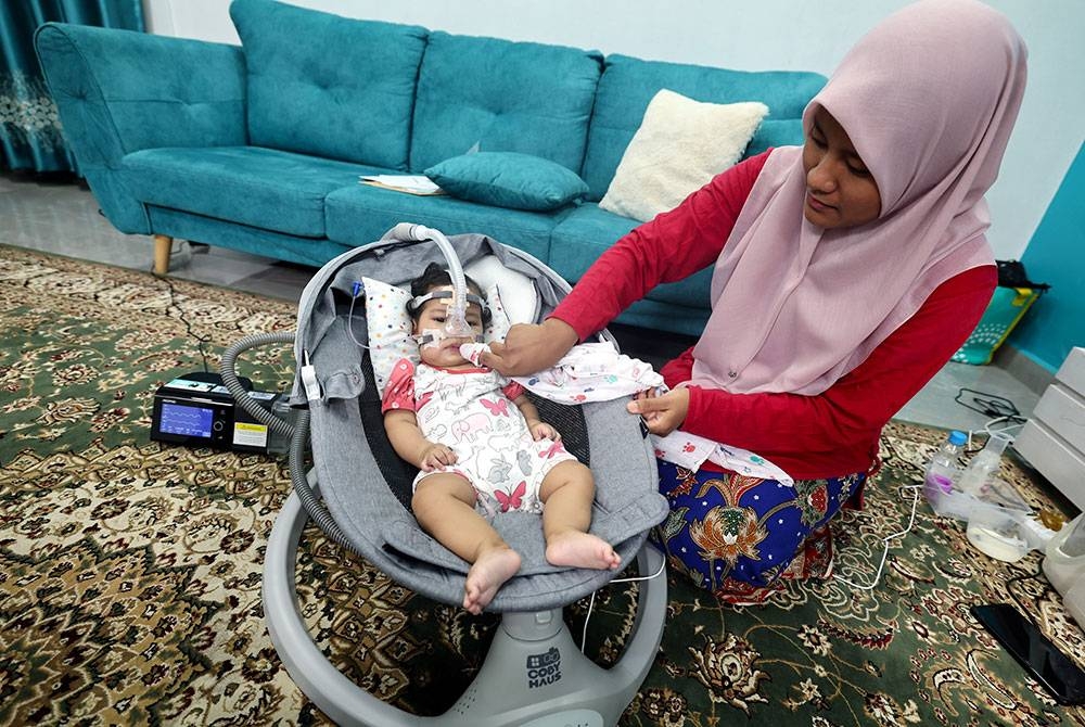 Sufi Syafrina bersama ibunya, Siti Nasiha Saied Md Yusof.