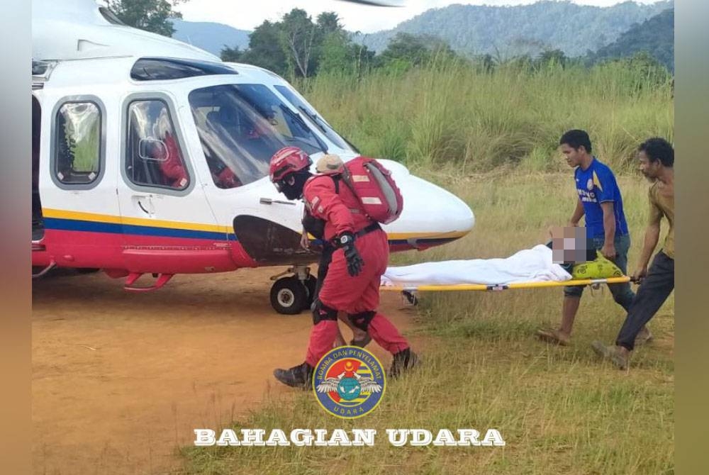 Unit Udara JBPM melakukan penerbangan Medevac membawa remaja Orang Asli dari Kampung Pinchong, Pos Gob ke Hospital Gua Musang pada Isnin. - Foto ihsan Bahagian Udara JBPM