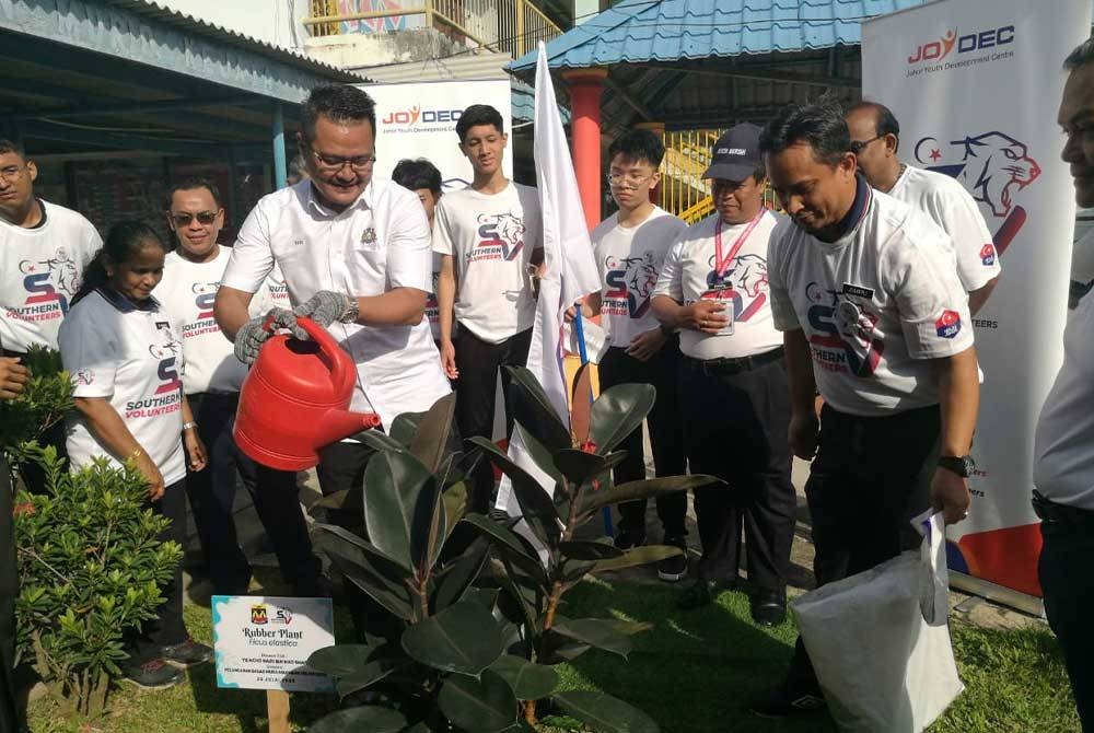 Hairi (kiri) dan Timbalan Setiausaha Kerajaan Johor (Sukan, Belia dan Sukarelawan), Datuk On Jabbar @ Jaafar menanam pokok sebagai simbolik Majlis Pelancaran Skuad Muda Southern Volunteers Sekolah Peringkat Negeri Johor di Sekolah Menengah Kebangsaan Dato’ Jaafar, Johor Bahru pada Selasa.