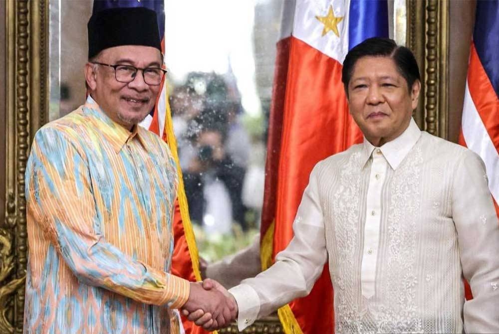 Anwar (kiri) berjabat tangan dengan Ferdinand R Marcos Jr ketika mengadakan pertemuan pada lawatan rasmi dua hari ke Filipina di Istana Malacanang, Manila, Filipina pada Mac lalu. - Foto Bernama